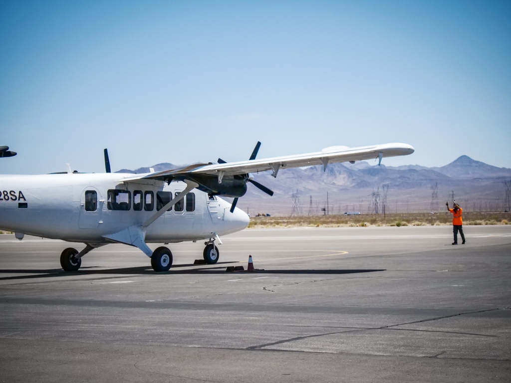 FlyGCSA's tweet photo. AC No. 28 Landing back at Boulder City Municipal Airport #bvu #flygcsa #twinotter https://t.co/NJKUELP6RM
