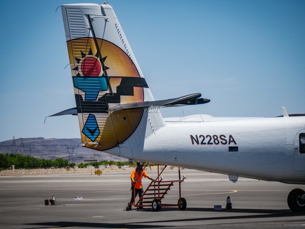 FlyGCSA's tweet photo. AC No. 28 Landing back at Boulder City Municipal Airport #bvu #flygcsa #twinotter https://t.co/NJKUELP6RM