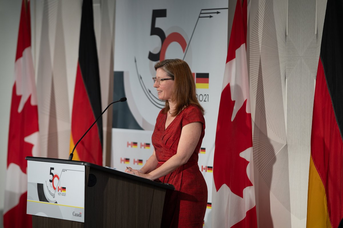 SDC_TCS's tweet photo. Aujourd'hui, notre déléguée commerciale en chef @SaraWilshaw est à l'événement de clôture du 50e anniversaire de l’Accord canado-allemand de coopération scientifique et technique, où elle souligne la collaboration entre les 2 pays en #ScienceTechInnovation. 🇨🇦🇩🇪#CanadaAllemagne50 https://t.co/wWzYF95Uut