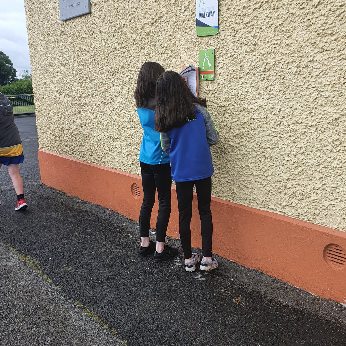stonehallschool's tweet photo. Third and fourth class enjoying our active walkway #mathstrails #multiplication @ActiveFlag https://t.co/OHDIaSnGBb