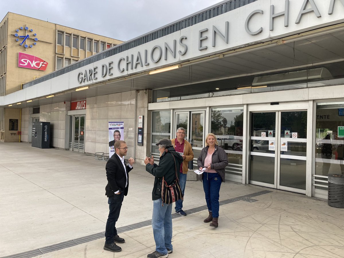 smith51_a's tweet photo. 🔥La campagne #Nupes bat son plein sur la 4ème circo de la #Marne pour les #legislatives2022 ce matin à la gare #SNCF de #Châlons ce midi à la rencontre des agent-es public, cette après-midi à #Pontfaverger et en route pour le meeting de #Reims.  #UnAutreMondeEstPossible https://t.co/Y1ht6srDjv