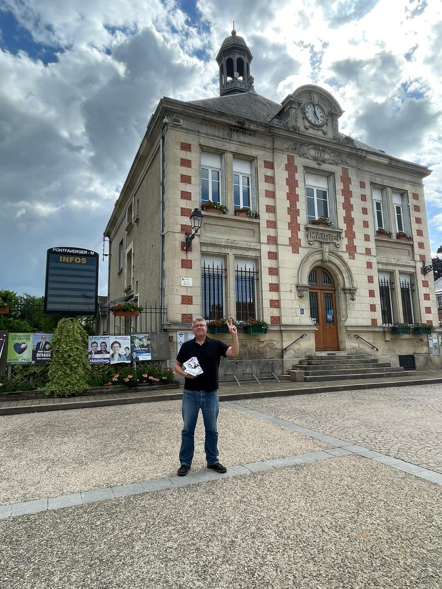 smith51_a's tweet photo. 🔥La campagne #Nupes bat son plein sur la 4ème circo de la #Marne pour les #legislatives2022 ce matin à la gare #SNCF de #Châlons ce midi à la rencontre des agent-es public, cette après-midi à #Pontfaverger et en route pour le meeting de #Reims.  #UnAutreMondeEstPossible https://t.co/Y1ht6srDjv
