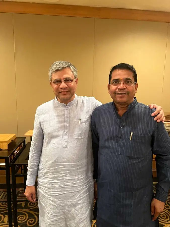 रेल्वे मंत्री तथा राज्यसभा निवडणुकीसाठीचे <a href="/BJP4India/">BJP</a> प्रभारी आदरणीय श्री <a href="/AshwiniVaishnaw/">Ashwini Vaishnaw</a> जी यांची आज मुंबई येथे भेट घेतली. लातूर - औसा - गुलबर्गा रेल्वे मार्गाच्या सर्वेक्षणाचे काम लवकरात लवकर सुरू करण्यात यावे तसेच मराठवाडा मेट्रो कोच फॅक्टरीचे लोकार्पण लवकरात लवकर करण्यात 
1/2