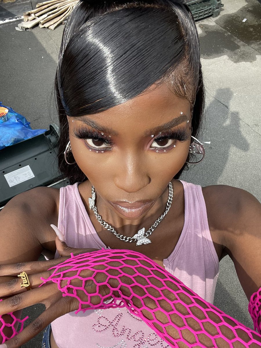 girl meets girl on Twitter "her face card literally never declines"