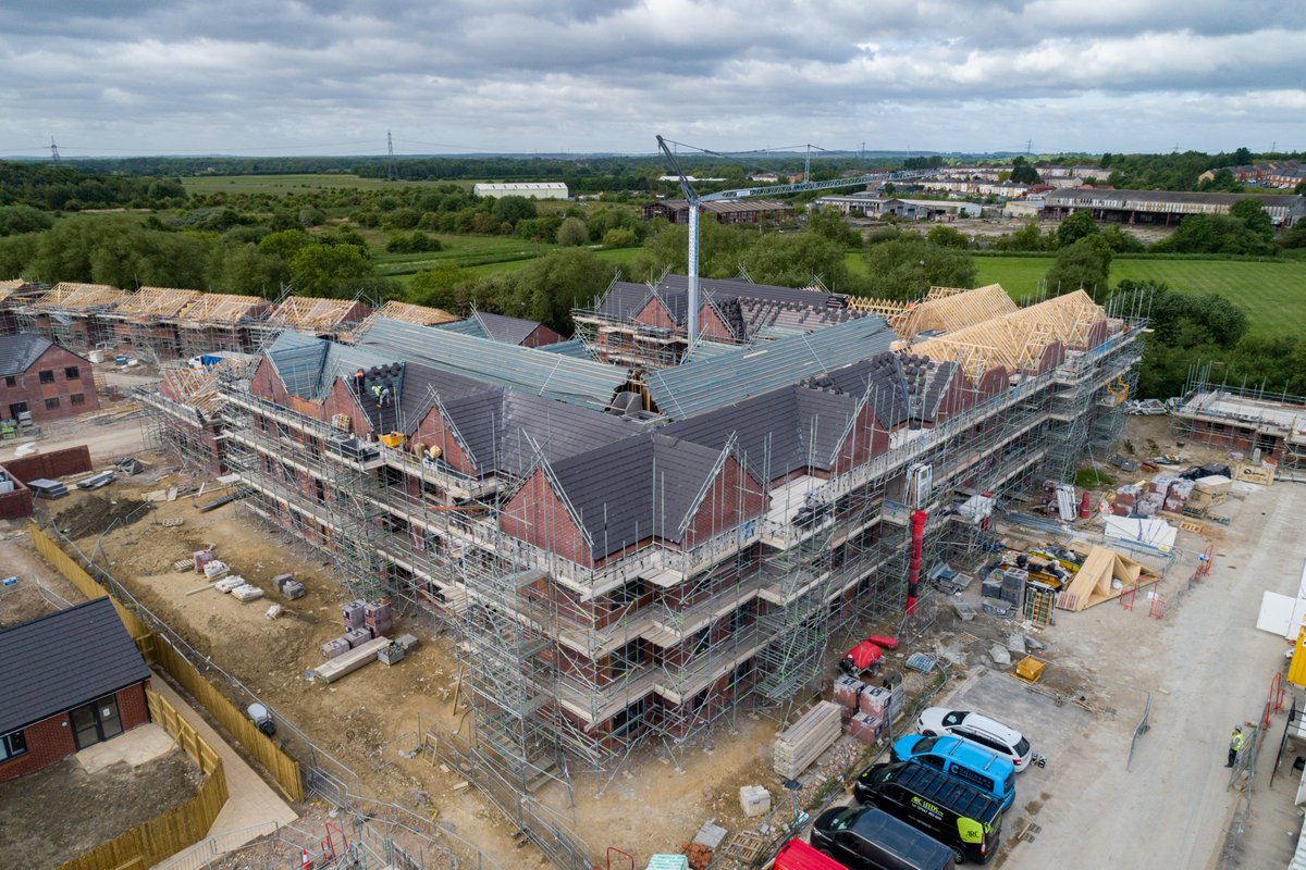 Askern Vale, a 60-home retirement living development in Doncaster, has reached its peak! The £7.5m scheme was brought forward as a land led development by Esh, @CollabLiving and <a href="/Housing21/">Housing 21</a> to address the shortage of accommodation options in the area.

bit.ly/3xAL7LB