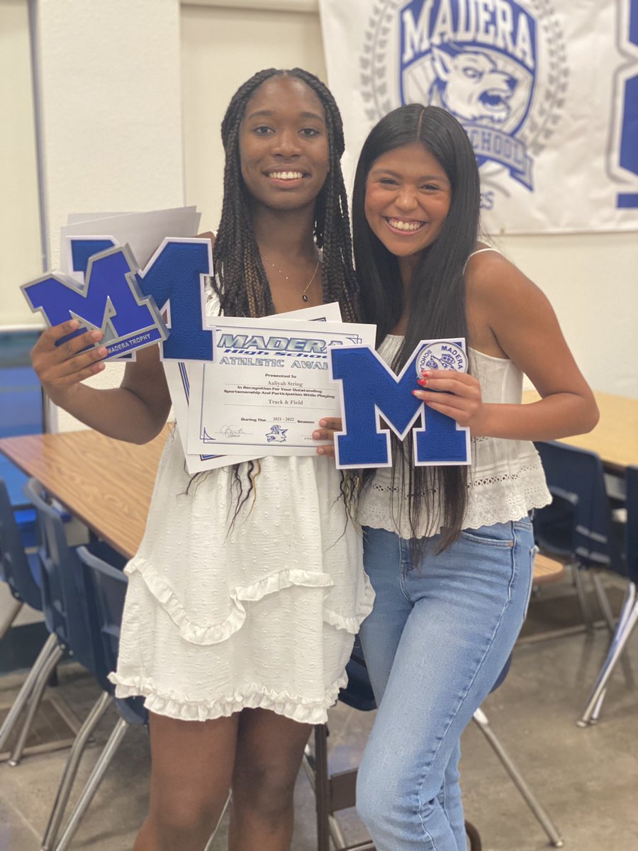 chamelle_lewis's tweet photo. Aaliyah ended her freshman year with a bang. She had an amazing varsity track season. She PR’d multiple times in the 400m and Long Jump, qualifying for post season. Tonight she received the ‘Newcomer of the Year’ Award and another scholar athlete patch! @AaliyahString https://t.co/lCMksifOqf