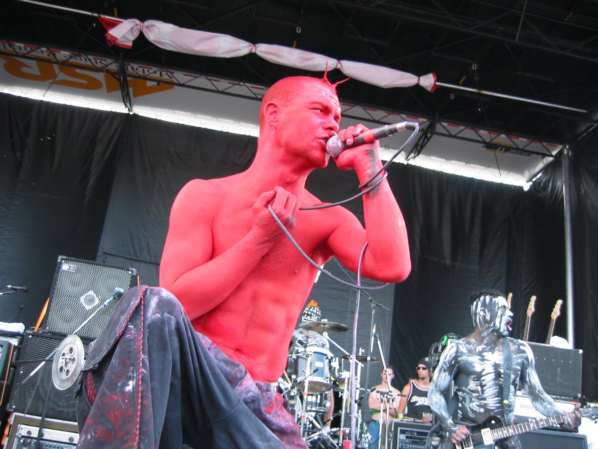 . @FFDP’s #IvanMoody at #OzzFest 2003 then singing for the band @MOTOGRATER1 
📸: @WarriorManagemt 
#5fdp #5fingerdeathpunch #fivefingerdeathpunch #motograter #ivanmoodylive