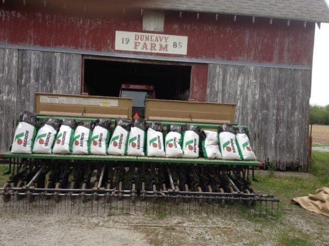 DKAS_NIN's tweet image. #ThrowbackThursday to 7 years ago when @JustinDunlavy &amp;amp; @MikeDunlavy were #plant15 #Asgrow RR2Y’s. We’ve had #Xtend &amp;amp; #XFSoy since in an @Asgrow_DEKALB bag &amp;amp; can’t wait for our next generation of new technology to bring options &amp;amp; yield to our customers! #OneMoreBushel @RRXtend