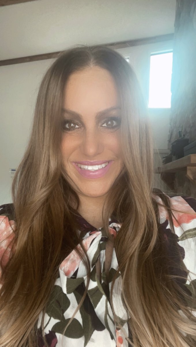 DinaBOnAir's tweet photo. Make up ✅
Hair ✅ Tune Talk w/
@NBC6intheMix on @nbc6 at 12:30p ✅ #kisscountry #nbc6inthemix #countrymusic #countrynews https://t.co/J8QylWz4Dg