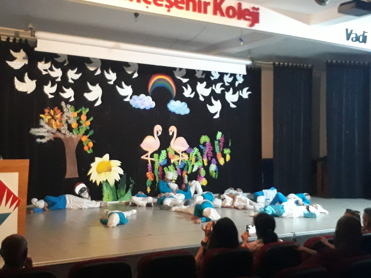 "Yıl Sonu" gösterilerinde Almanca kulübü öğrencilerimiz sahnedeler...
Harika performansları için öğrencilerimizi ve öğretmenimizi tebrik ederiz. 👏👏👏