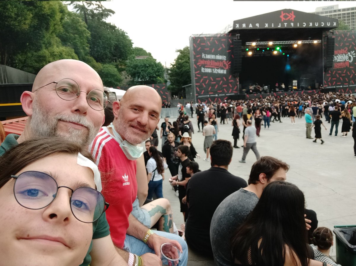 Sunnetci's tweet photo. Demir ve @vasiliasokalis ile Epica konserinde https://t.co/eb4J5NjLPk