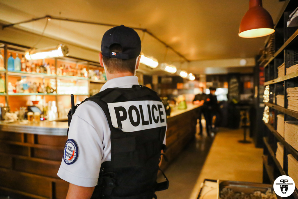 prefpolice's tweet photo. Vaste opération coordonnée de contrôles dans les établissements de restauration sur l’ensemble de l’Île-de-France.
4⃣4⃣0⃣policiers et gendarmes engagés

Au total :
↪️ 347 personnes contrôlées
↪️ 23 interpellations (10 étrangers en situation irrégulière, 13 pour travail dissimulé) https://t.co/sEfO6pUkZn