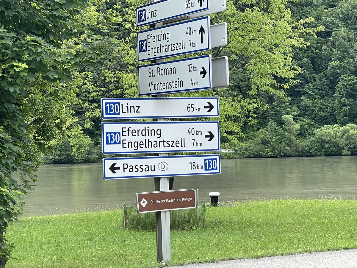 centralchic99's tweet photo. Last bit of our Danube trip today. Kasten ➡️ Linz. Rainy, flat and fast! Now warm and dry in our apartment with Prosecco and snacks! Next up dinner and exploring Linz tomorrow! #cyclethedanube #girlsthatcycle https://t.co/G8m9kaL8Bj