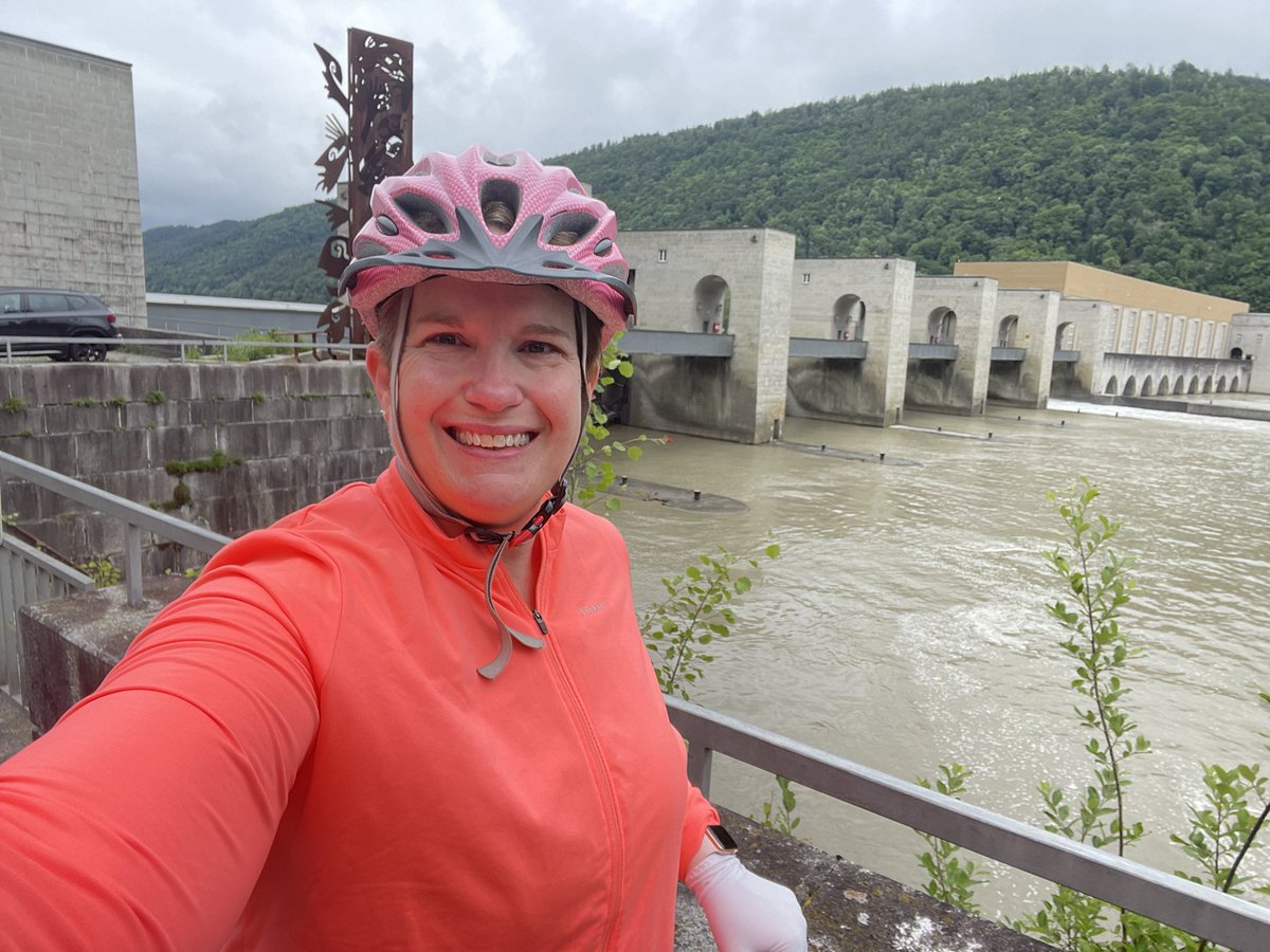 centralchic99's tweet photo. Last bit of our Danube trip today. Kasten ➡️ Linz. Rainy, flat and fast! Now warm and dry in our apartment with Prosecco and snacks! Next up dinner and exploring Linz tomorrow! #cyclethedanube #girlsthatcycle https://t.co/G8m9kaL8Bj