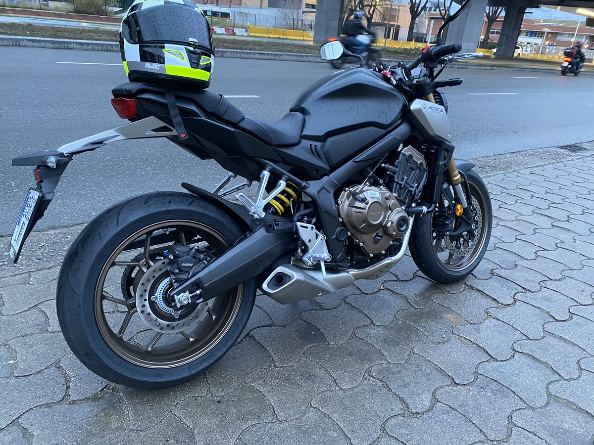 Hoy toca presentar en sociedad a la “pequeña” Luna que la adoptamos con 8 semanas y ya pesa 19 kilos con 4 meses 🙈 y mi nuevo moto!! Aunque viendo lo q come la fiera tendré q sopesar en cambiarla por una 125 jajaja