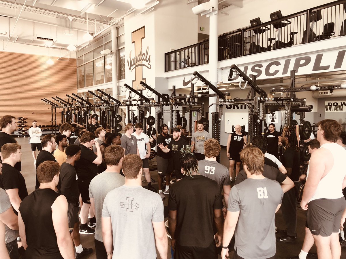 VandalFootball's tweet photo. Day by day we get better and better…🟡🧱x🧱 #GoVandals #CantCheatTheGrind https://t.co/hI7qLtAtTx