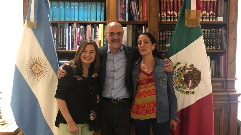 🟣 Participó de un encuentro con el embajador argentino en México <a href="/CarlosTomada/">Carlos Tomada</a>, el ex vicepresidente de Bolivia <a href="/GarciaLinera/">Alvaro Garcia Linera</a> y distintos referentes en la región como <a href="/BoaventuradeDe/">Boaventura de Sousa</a>, <a href="/EnriqueDussel/">Enrique Dussel</a> y <a href="/GloriaChicote/">Gloria Chicote</a>.