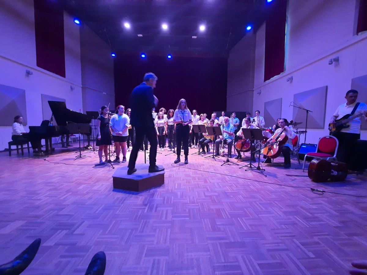 Le mois de juin, c’est aussi ces moments incroyables qui mettent en lumière tout le talent de nos élèves.
Bravo aux artistes et à leur enseignant pour ce concert de Champollion ovationné par une salle comble !