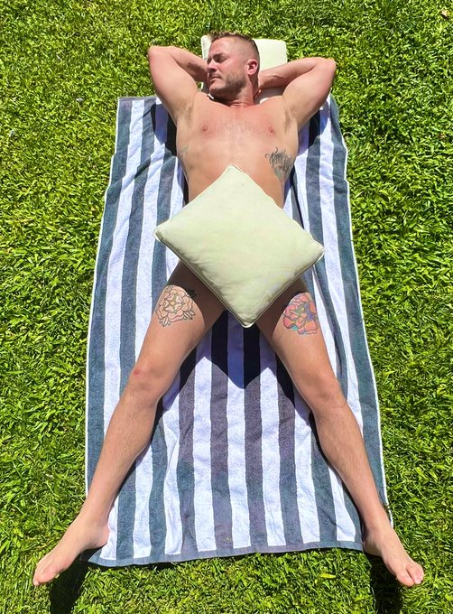 Don&rsquo;t want to burn my private bits ☀️ https://t.co/FvbaK5aXkt