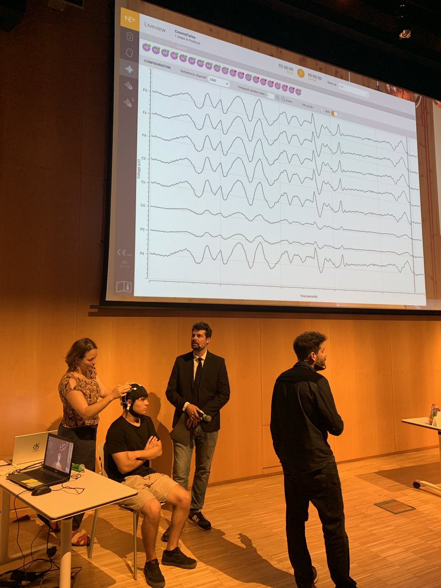 RECREAACCIONS's tweet photo. Detectando emociones en el acto de cloenda de los #cosmoexplainers a @CosmoCaixa_CAT https://t.co/Z4D9IRwy9H