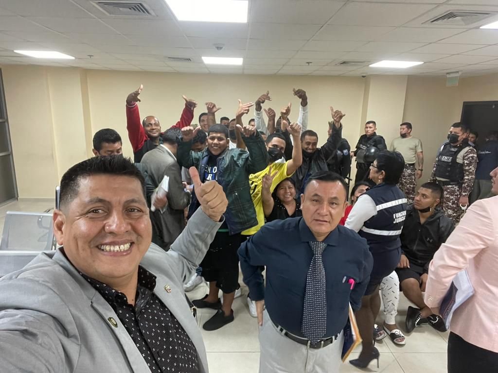 JuanYcaza1's tweet photo. Imagen fuerte, es una burla a los policías honestos... dictan medidas sustitutivas a 18 personas que fueron capturados con armas fuera del hospital Luis Vernaza luego de un cruce de balas... Los abogados y delincuentes felices, de fondo la cara de impotencia de los policías. https://t.co/WQxzImIV4J