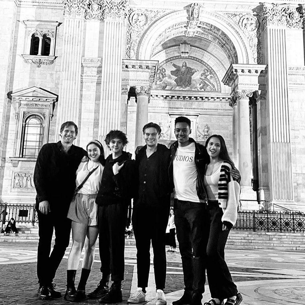 New photo of Kit Young with Amita Suman, Freddy Carter, Jack Wolfe, Danielle Galligan, and Calahan Skogman. (via Amita's Instagram)