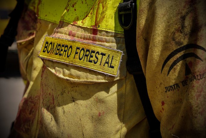 Storm_Malaga's tweet photo. Si no los ve en la tele, ya sabes dónde están. Solo te pido que cierres los ojos y sientas RESPETO, ADMIRACIÓN y ORGULLO... 

Son ellos, los #BomberosForestales del @Plan_INFOCA, en el #IFPujerra. https://t.co/kdt65pJiWL