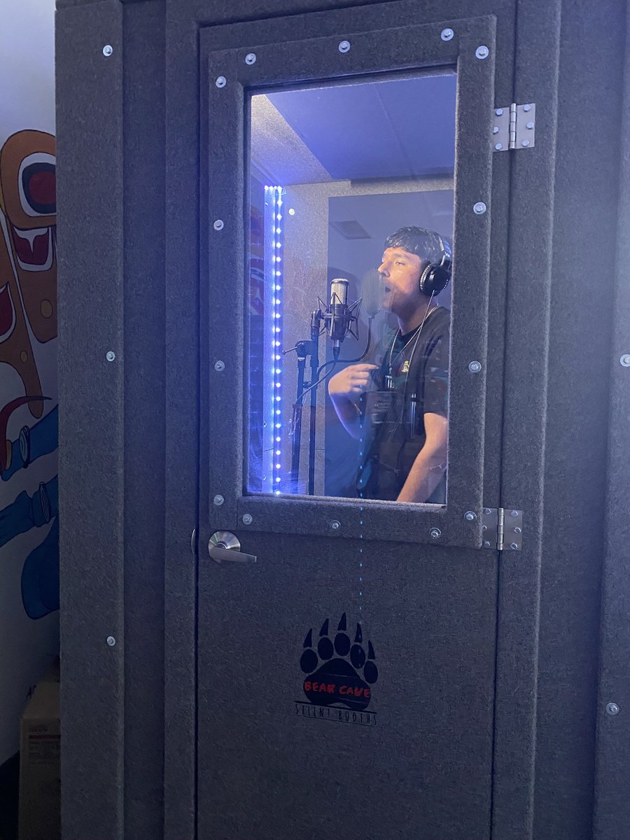 MelanieMNagy's tweet photo. Inside a large grey booth, Talon Nadeau spits out rhymes over a steady back beat. The 18-year old, rapping an original verse, is exploring music at the BYRC Recording Studio in Vancouver.
#BYRC #recording #youth #talent #ctvnews #ctvnational https://t.co/TNAASxFofR