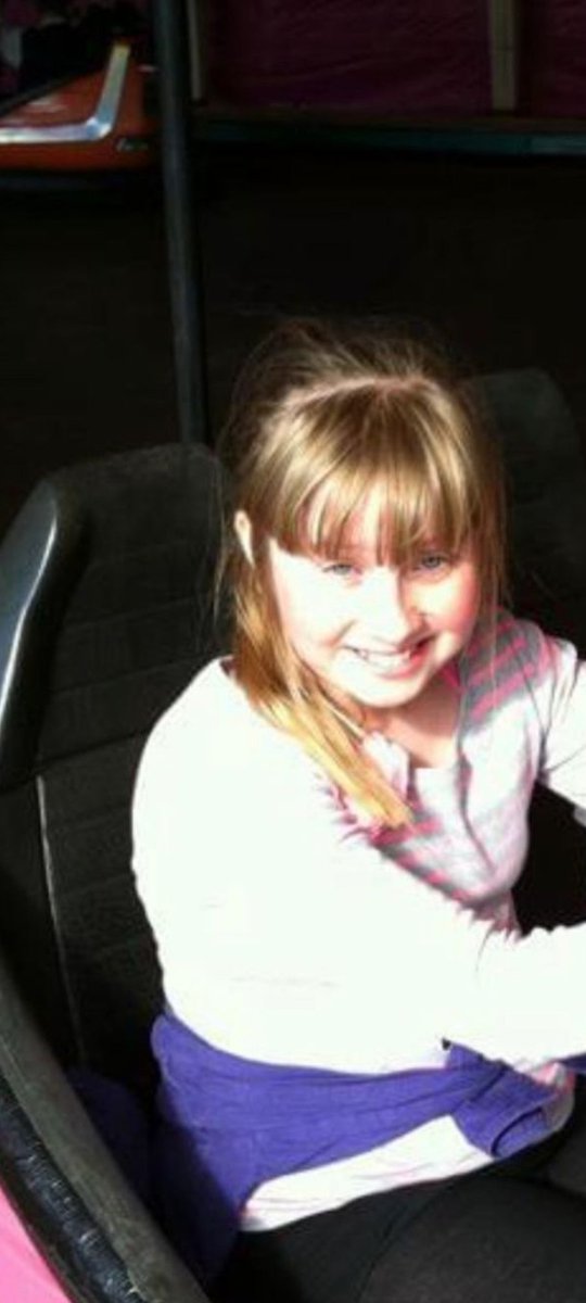 R1ch808's tweet photo. @BryceDHoward i think my daughter looks like you in this pic @Holliewrightxox @JurassicWorld #beautiful https://t.co/JSBysBRAIJ
