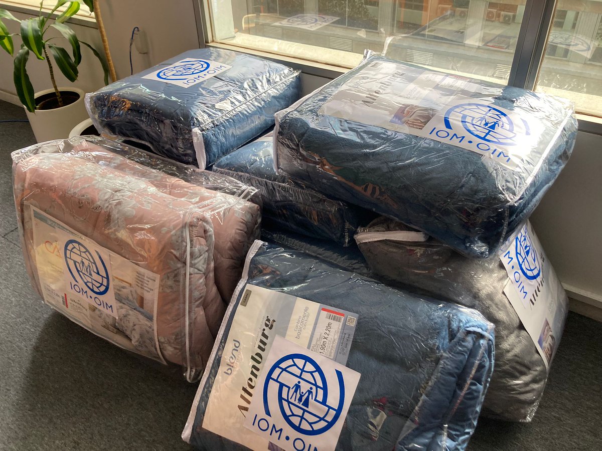 OimUruguay's tweet photo. Sumamos nuestro granito de arena para #CombatirElFrio con una donación de ropa de cama abrigada a la Asociación Idas y Vueltas para ser distribuida a la población migrante en #Montevideo. https://t.co/R0TTGcFnzh