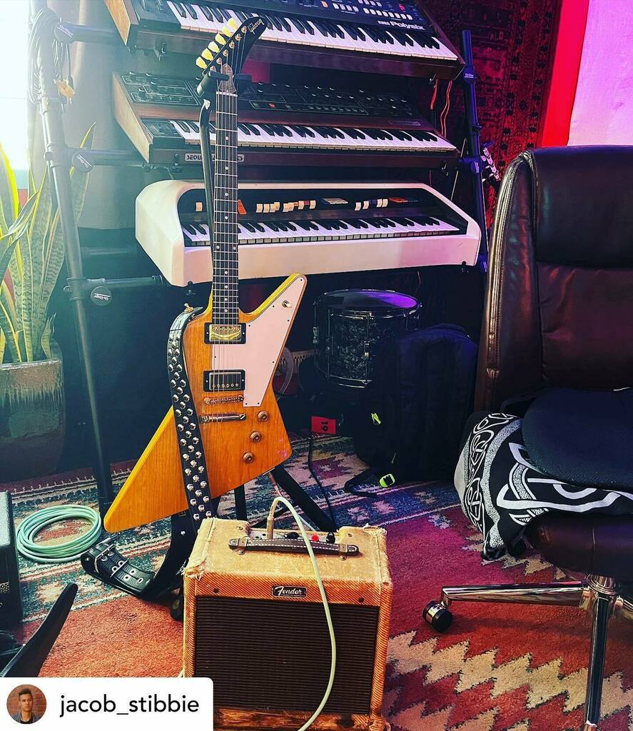 mono_plak's tweet photo. Posted @withregram • @jacob_stibbie Korina &amp; Tweed ⚡️⚡️⚡️⚡️⚡️⚡️⚡️⚡️⚡️⚡️⚡️⚡️
.
.
.
📸 @marciel_miranda 
.
.
.

#gibson #gibsonguitars #gibsonguitar #gibsonexplorer #gibsonkorina #korina #korinaexplorer #1958 #1958explorer #1958flyingv #guitarcollections #guitarcollection #guit… https://t.co/Zj5kwBXP35