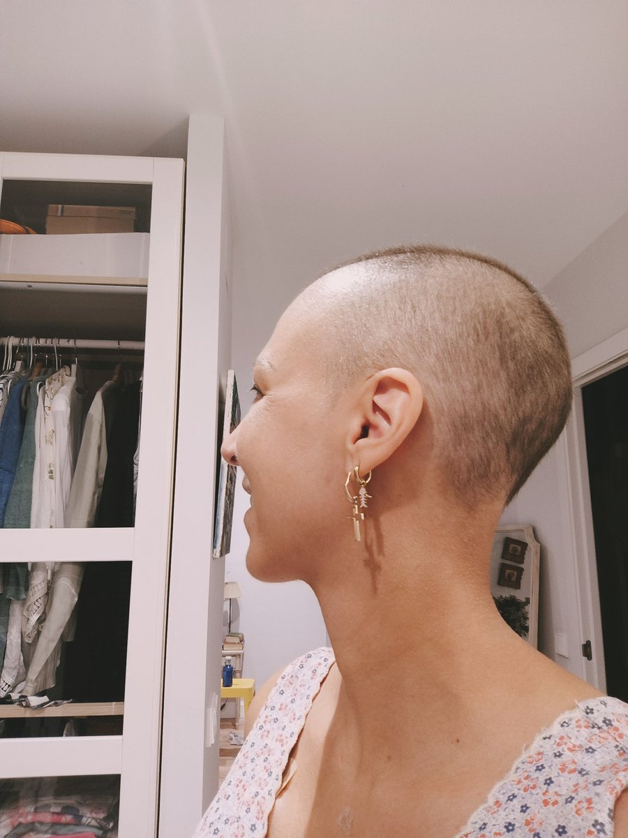 Estoy LIMPIA. Hoy puedo decir que he superado el cáncer. No queda ni una célula mala en mi pecho y estoy pletórica. Ahora toca recuperarse del tsunami que ha supuesto para mi cuerpo. Por delante aún me queda camino y operaciones y volver a reconocerme delante del espejo (hilo)