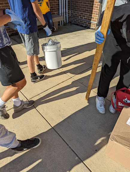 This week more than 20 TJMS students came together to clean up TJ Park for their Community Project! They collected more than four 5-gallon buckets of litter #TJMSRocks <a href="/JeffersonIBMYP/">Jefferson IBMYP</a> #APSGreen