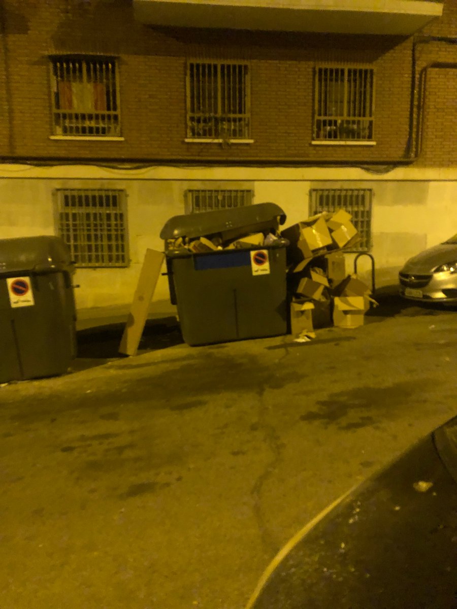 Carmennm84's tweet photo. Por favor más contenedores en la calle Aranjuez, los cartones no caben en los actuales. @Lineamadrid https://t.co/guldZK4gaz
