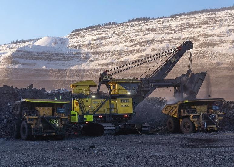 im_mining's tweet photo. At @TeckResources' #FordingRiver metcoal op in BC, the record 122.5 t capacity @KomatsuMining P&H 4800XPC AC electric #ropeshovel's ability to three pass load the fleet of 980E ultraclass trucks along with its uptime has significantly boosted productivity https://t.co/C8djCX2YJS https://t.co/sOyKbFsZrs