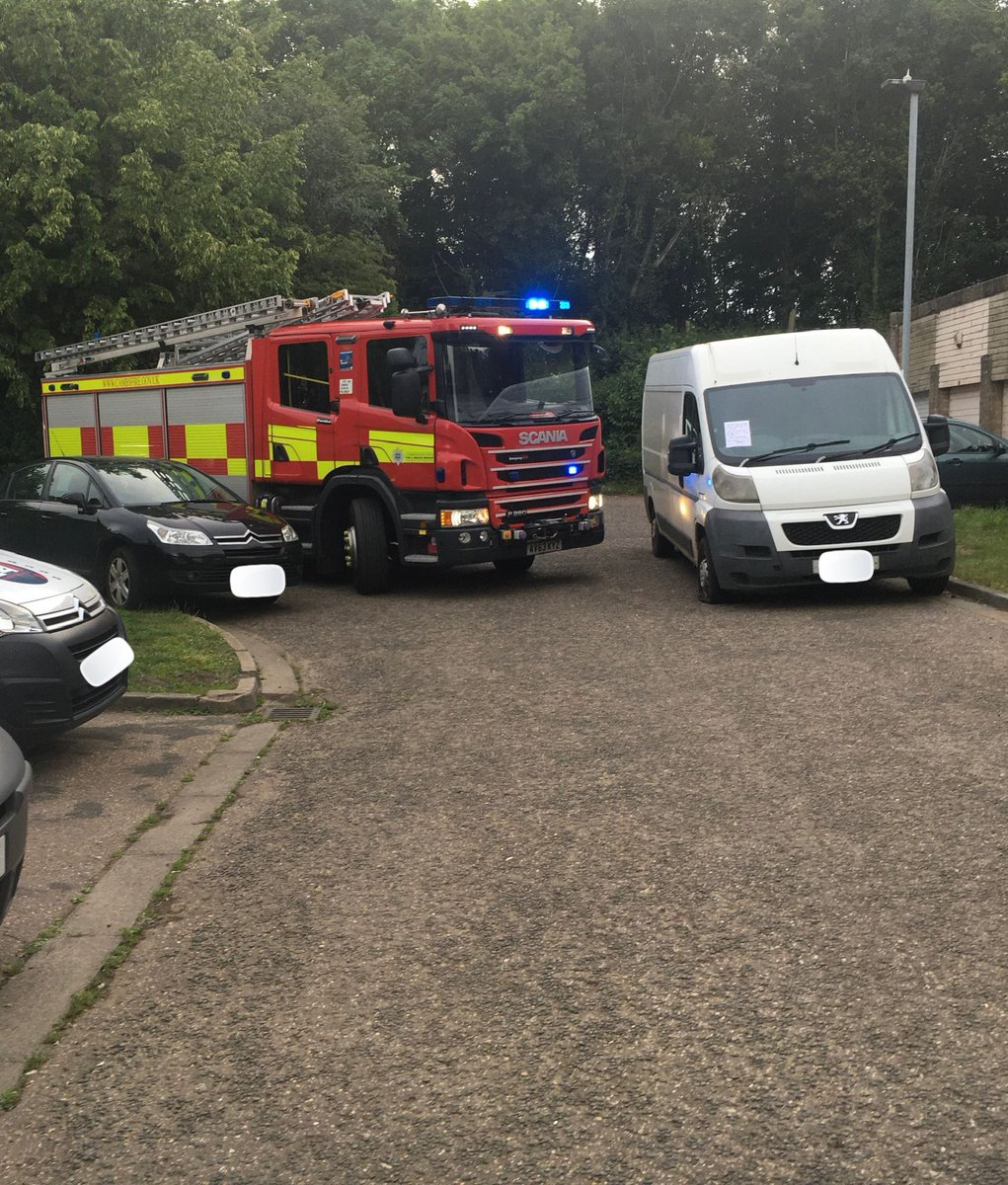 cambsfrs's tweet image. Let’s talk parking 🚗🚙❌

We couldn’t get a fire engine close to an incident in North Bretton this evening due to poorly parked vehicles 👎

This meant crews had to run equipment to the fire which was over 150m away 🤔 

(1/2)