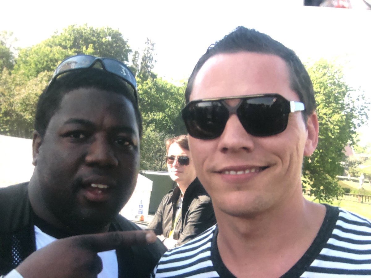 BillySecurity1's tweet image. Throwback Thursday when u look after the BIGGEST DJs in the world &amp;amp; this guy comes along it’s a wrap!! ⁦@BBCR1⁩ BIG wk/end if anyone knows which 1 pls tell,there was so many.But BIG UP ⁦@tiesto⁩ and carry on entertaining the world.#BMT 👍👍🏾#house #techno#june2022👏🏾👏