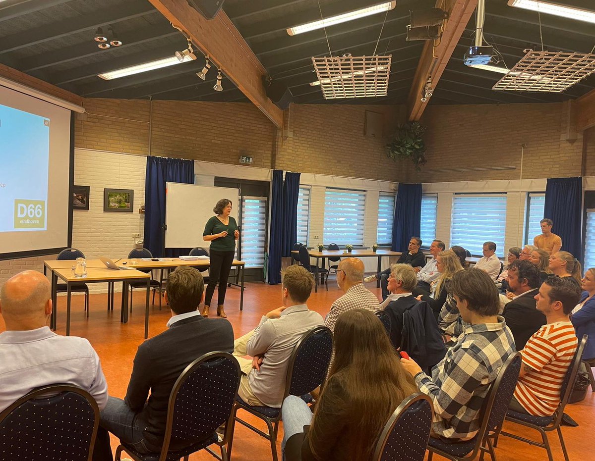 Gisterenavond organiseerde D66 Eindhoven een ledenbijeenkomst om de leden te informeren over het bestuursakkoord. Met trots kunnen we melden dat onze leden unaniem voor het akkoord zijn! 🎉

Morgen is de presentatie van het akkoord en het college op het stadhuis. 🙏🏻
