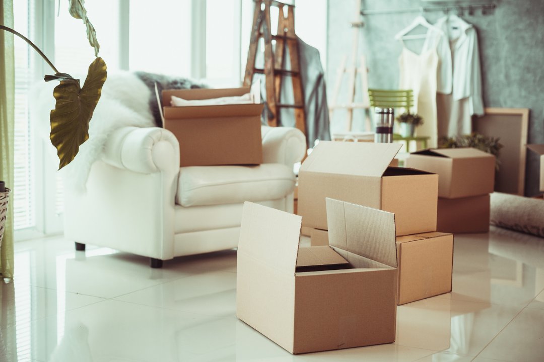 SmoothMoveRH's tweet image. Color-code your moving boxes and household items with post-it notes. For instance, place orange post-it notes on boxes containing kitchen items; place blue post-it notes on boxes containing office items, etc.
#MovingTip #PackingHack #ProfessionalMovers