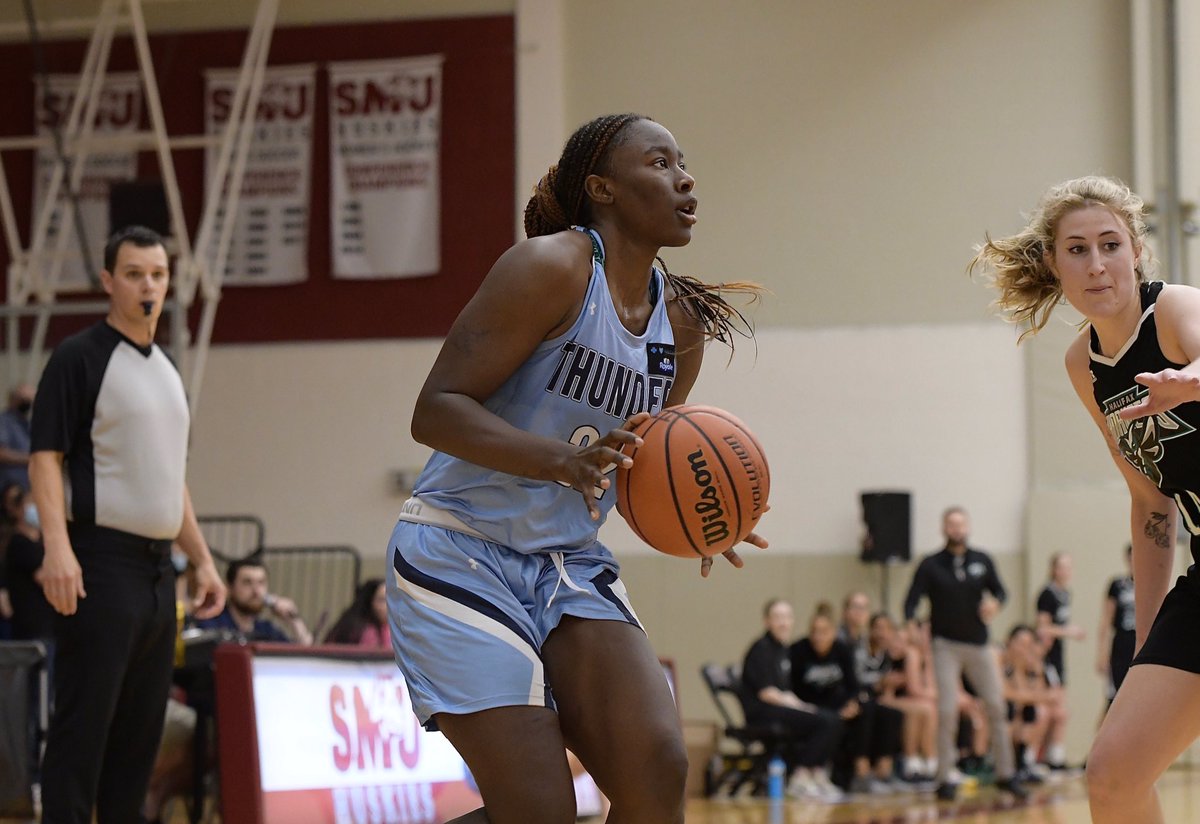 DWinston_Photo's tweet photo. Some close-up photos from last night’s game between @HfxHornets &amp; @ThunderSelects !!🏀 @the_mwba https://t.co/aY2IgxQxC4
