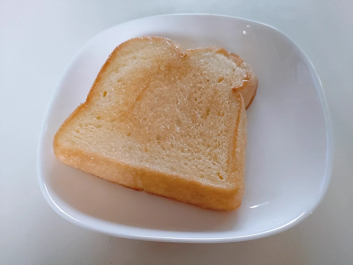 これ気になりすぎて作った〜!!!!
めっちゃもちもちふわふわなんだけど砂糖がついてる所はザクっとしてて食感本当に面白かった!!味はバターシュガーだから美味しさハンパなかった。バターの香りとしょっぱさが砂糖の甘さを引き立てて最高でした
美味しかった!!!朝から幸せです(  ´˘`  )  