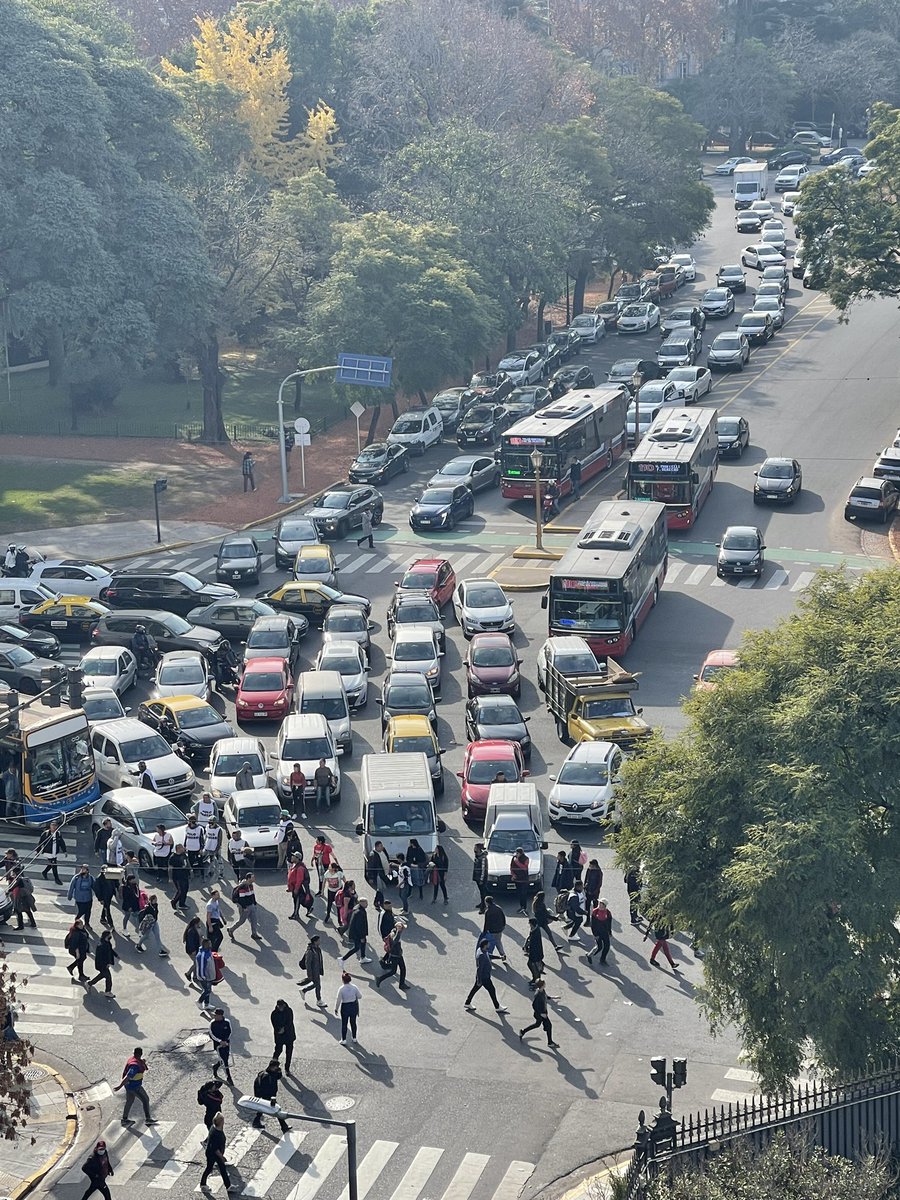 TraductorTeAma's tweet image. Los que cobran  ////  Los que pagan