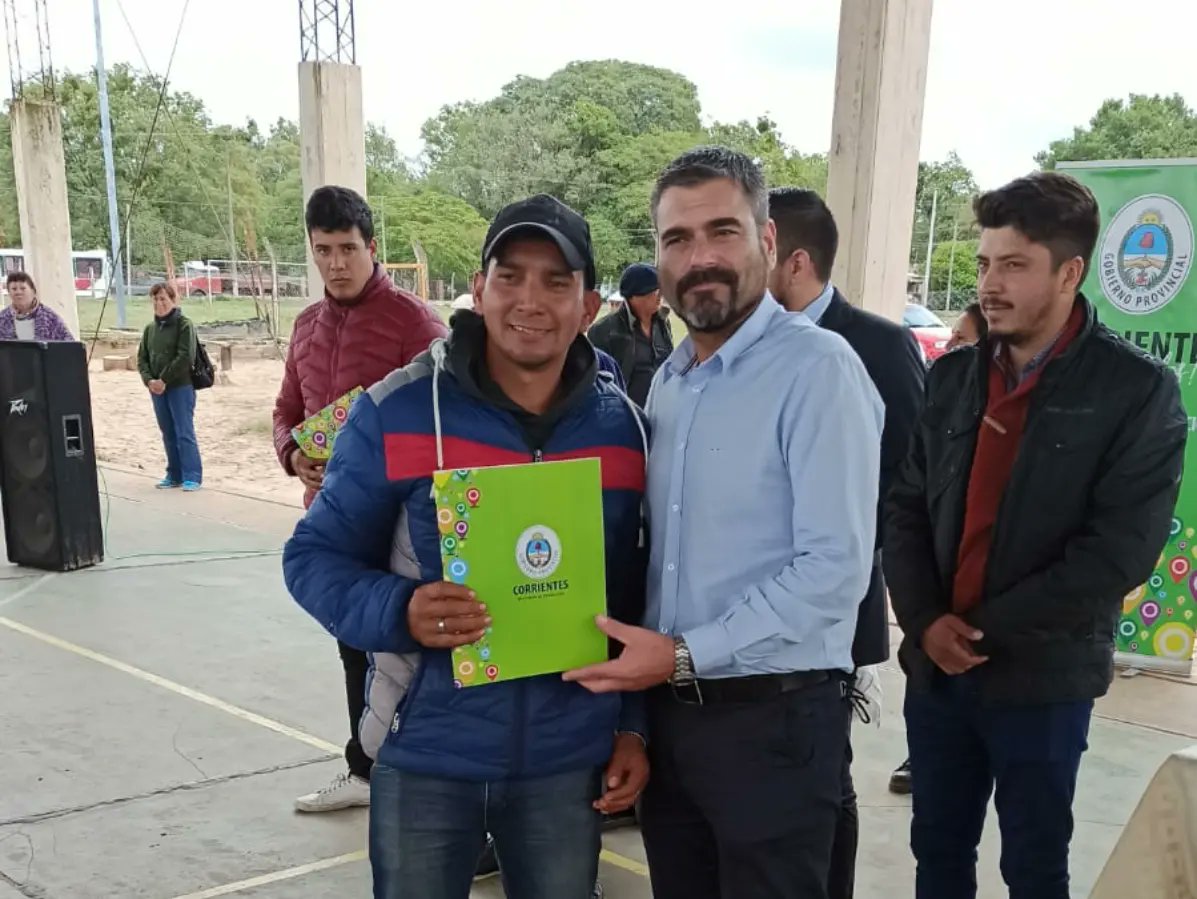 mp_ctes's tweet photo. A través del @CorrientesGob el ministro de Producción @Claudioanselmok y el subsecretario de Producción Juan Pomar entregaron ayuda económica a 243 productores de #Mantilla #SanRoque #Chavarría #9deJulio y #ColoniaPando por casi $29 millones.
@gustavovaldesok
@AgricyGanaderia https://t.co/BwTADpFaiQ