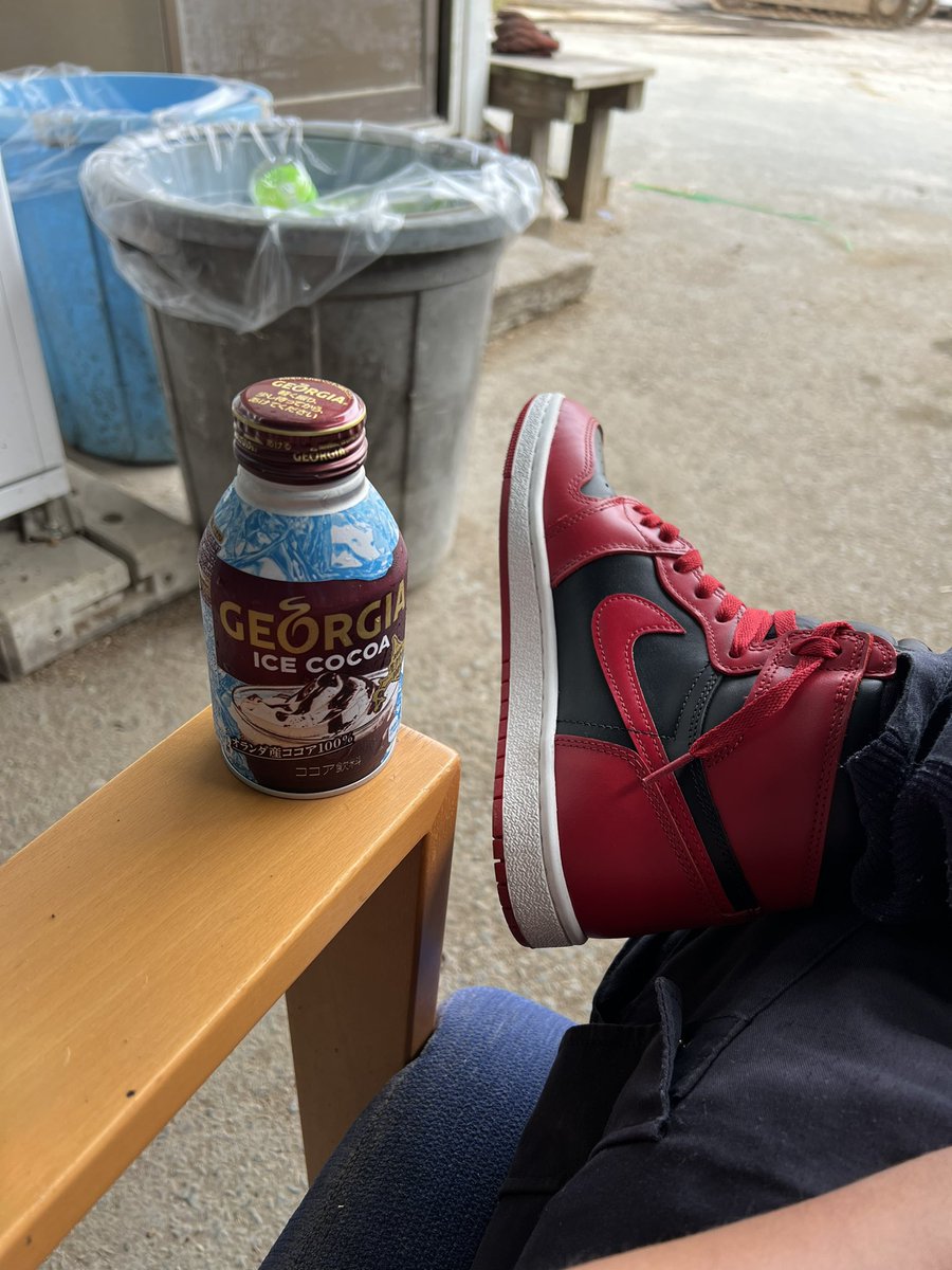 meg591125's tweet photo. うーん。
どう考えてもトラフグローが、欲しいのにチャンキーの可愛さに惹かれる…
チャンキー、チャンキー、🐄
そんな
悩める男の今日スニはこちら💁♂️
#nike #AirJordan1 #hi85 #varsityred
質感、色最高で有ります😍
今日も頑張りましょう💪🐄 https://t.co/oXnmuGJYlS