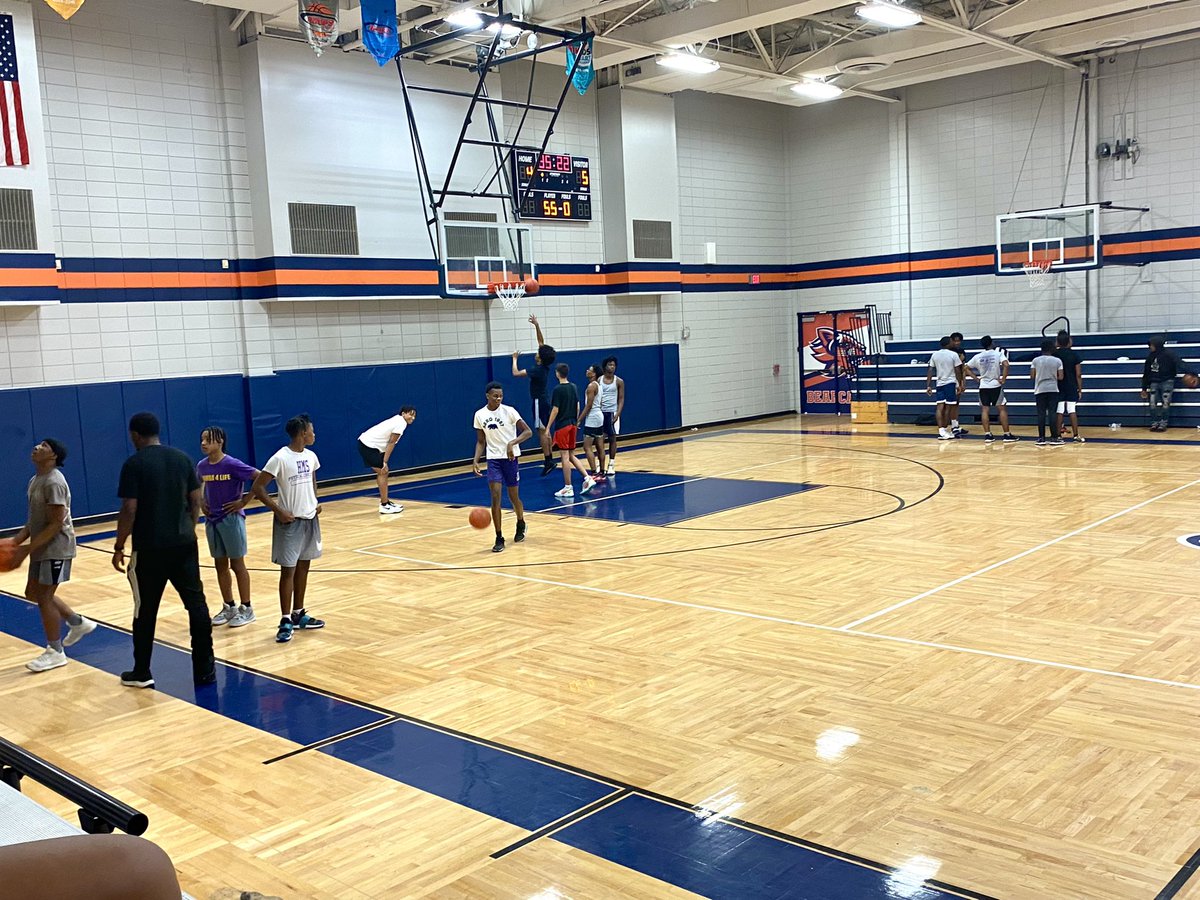 Humblebball's tweet photo. Another solid day of fundamentals and 5-on-5 in Wildcat Country! #RunWithUs #BeHUMBLE #BLEEDPURPLE
@HumbleISD_Ath @blitzemD @HumbleISD_HHS https://t.co/1G9JddIeVr