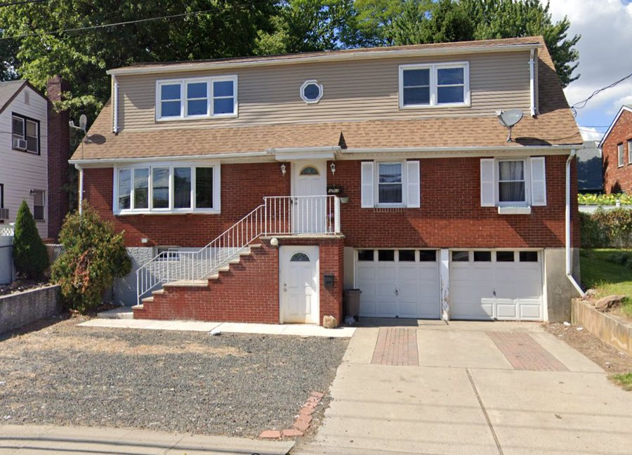 TedInJest's tweet photo. @NewDorpBeach My first home was on Hylan Blvd.. The most recent owner ripped out the front yard. I believe he thought he could sell to a doctor or lawyer and that they'd use the front for parking. https://t.co/NkMuP7rZHI