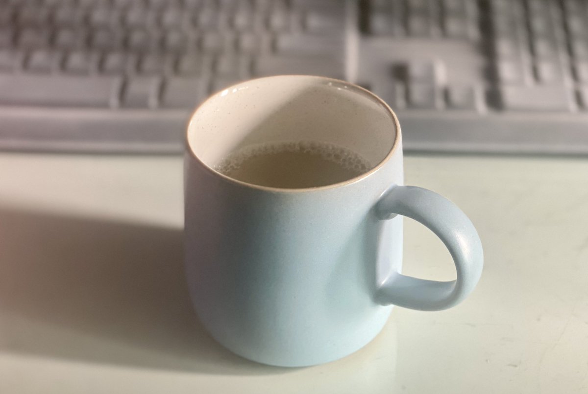 이명[耳鳴]
언제 부터인가 귀에서 씨이이잉 하는 소리가 났다
산을 타며 자연스레 산우님들과 얘기를 나누었고
누군가 경험을 알려준다
“북어 삶은 물을 마셔보세요”
처방대로 물 마시듯 2 주째
거짓말처럼 사라지고있다
오늘도 북어 삶은 물을 ..^^