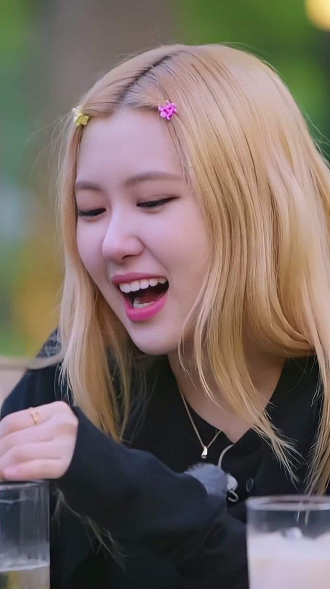 E là cô gái tài năng,xinh đẹp,mãi iu
#ROSÉxTIFFANYinLondon
 ROSÉ AT TIFFANY EXHIBITION