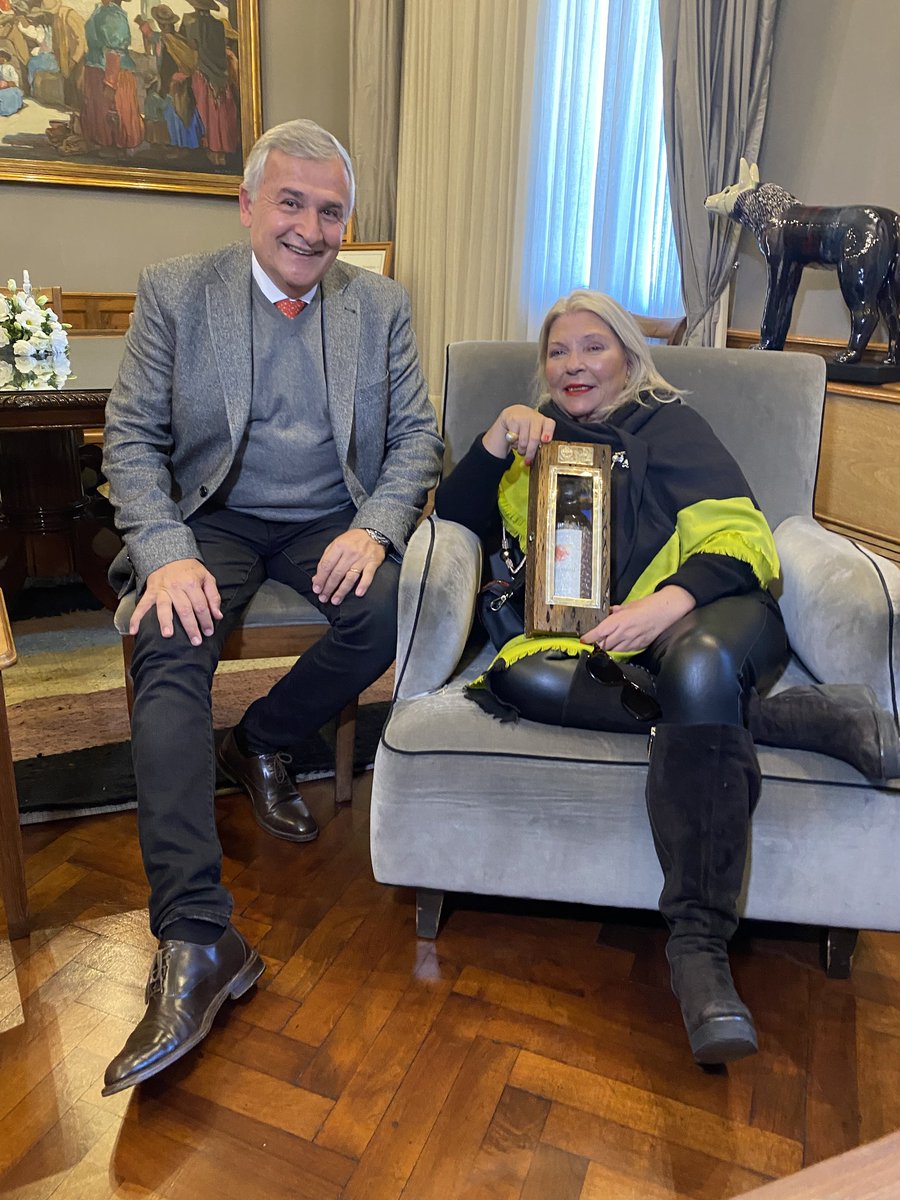 caporedigton1's tweet photo. No entiendo más nada! Carrió sonriente, demuestra estar del lado de Morales,el mismo que se unió con Lavagna para que ella no gane. https://t.co/qWg0kIPum8