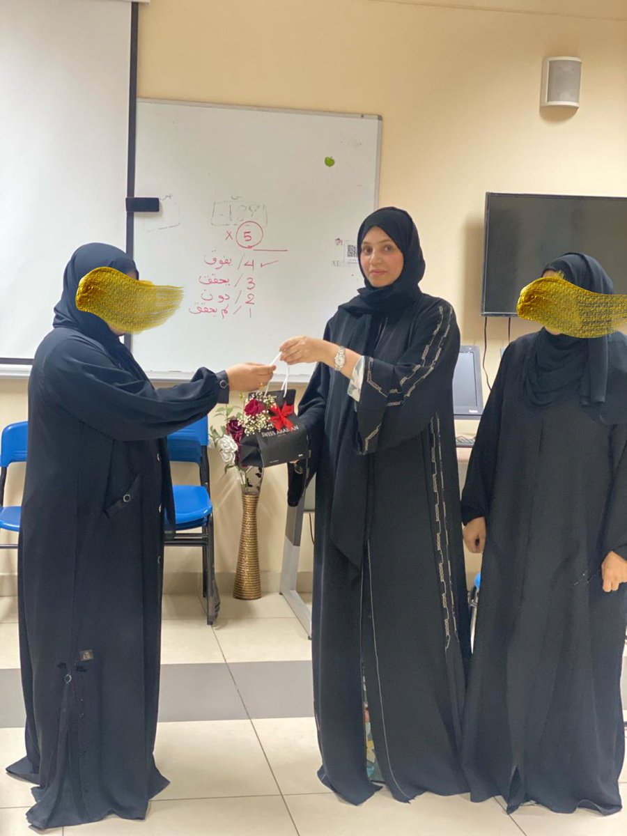 تحت رعاية مديرة المدرسة كرمت الاستاذة/أمل الوهيبية(منسقة شؤون مدرسية) الأستاذة/أحلام الهنائية ،والأستاذة/جليلة الهنائية للإنضباط في الحضور والإنصراف المدرسي لشهر مايو ✨
#فعاليات_تعليمية_شمال_الباطنة 
#مدارسنا_بأعيننا 
#مدارسنا_آمنة